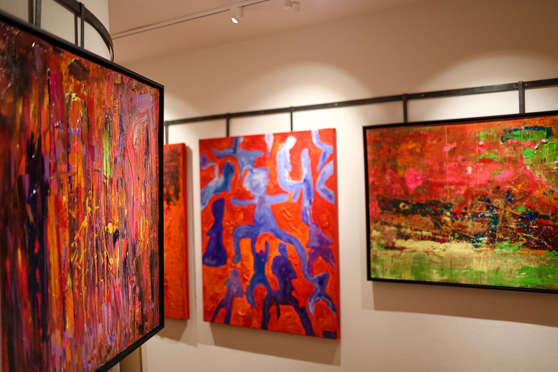 Bewundern Sie die Vielfalt an Farben und Emotionen, die die Werke von Harry Bauer in seiner Galerie widerspiegeln.